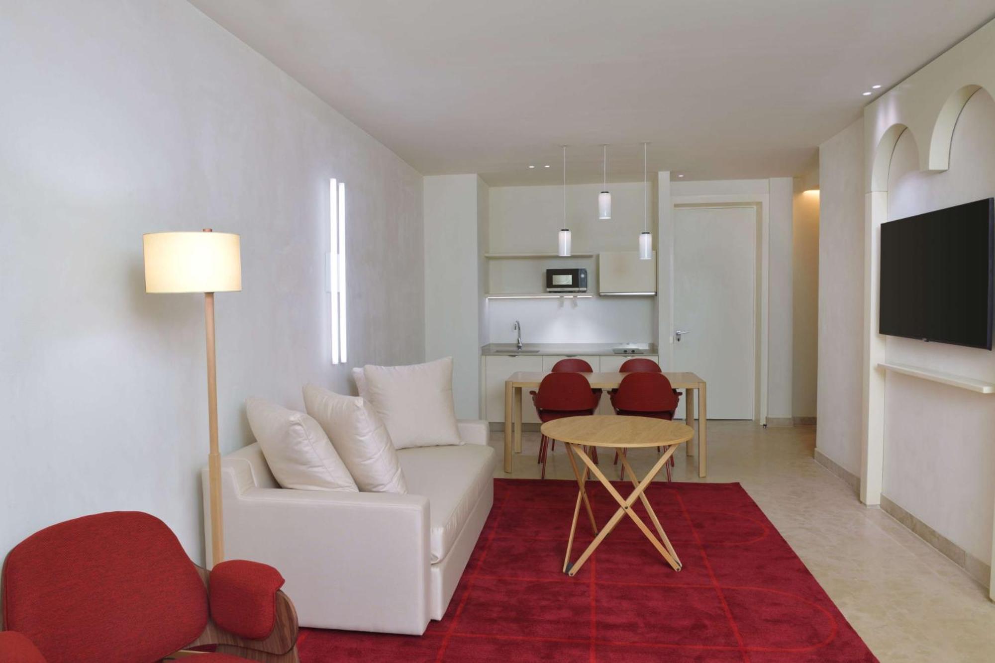 Doubletree By Hilton Ben Guerir Hotel & Residences Benguerir Exterior photo